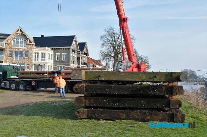 Nieuwe sluisdeuren voor Vilsteren aangekomen in Dalfsen - Foto: Johan Bokma