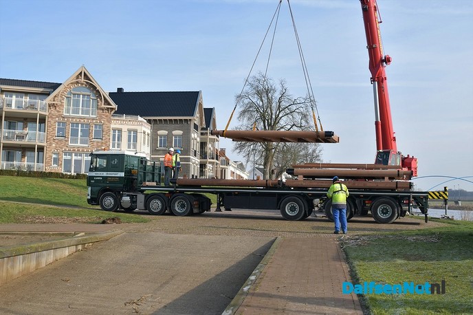 Nieuwe sluisdeuren voor Vilsteren aangekomen in Dalfsen - Foto: Johan Bokma