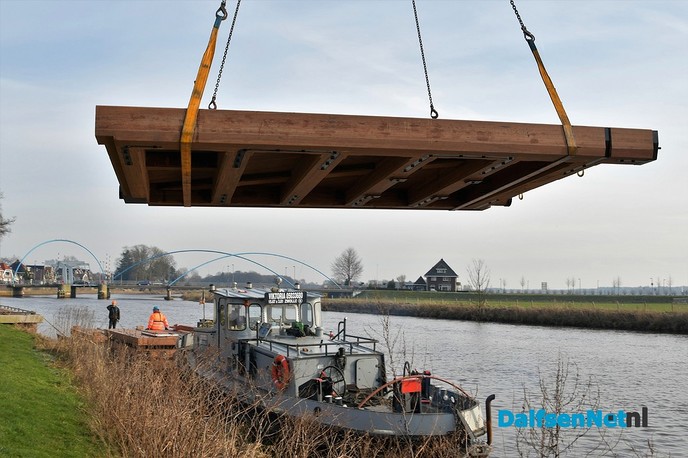 Nieuwe sluisdeuren voor Vilsteren aangekomen in Dalfsen - Foto: Johan Bokma
