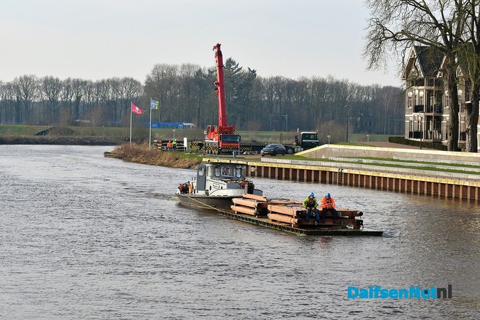 Nieuwe sluisdeuren voor Vilsteren aangekomen in Dalfsen - Foto: Johan Bokma