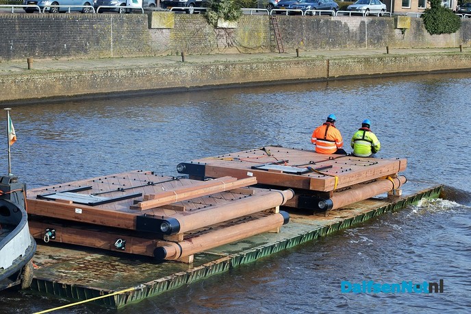 Nieuwe sluisdeuren voor Vilsteren aangekomen in Dalfsen - Foto: Johan Bokma