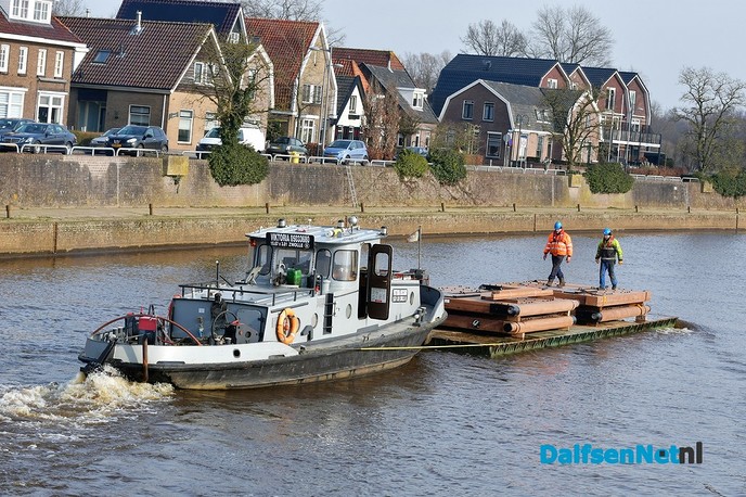 Nieuwe sluisdeuren voor Vilsteren aangekomen in Dalfsen - Foto: Johan Bokma