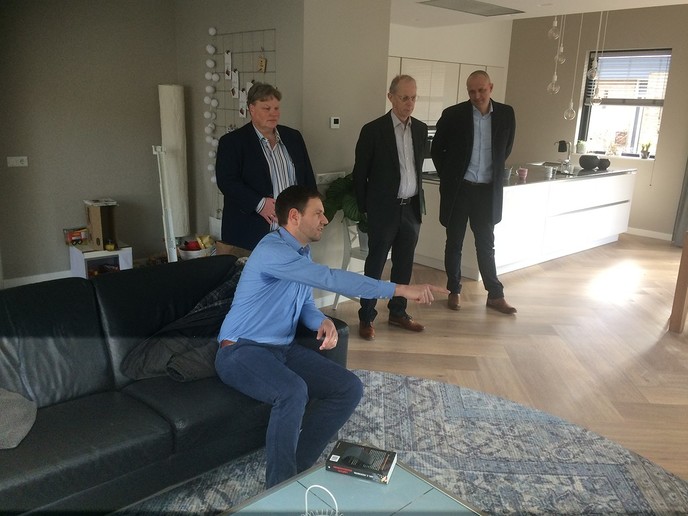 Wethouders op bezoek bij energieneutrale inwoners - Foto: Gemeente Dalfsen