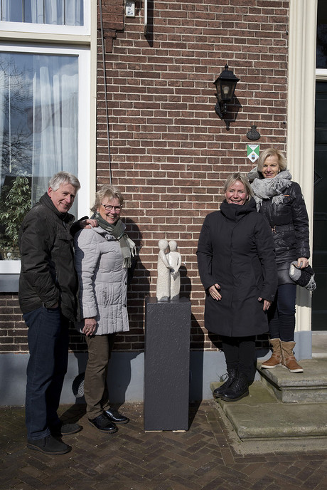 Vrijwilligers Hospice Dalfsen bieden beeld aan (update) - Foto: Geert Bistervels