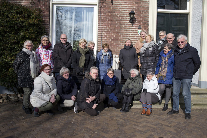 Vrijwilligers Hospice Dalfsen bieden beeld aan (update) - Foto: Geert Bistervels