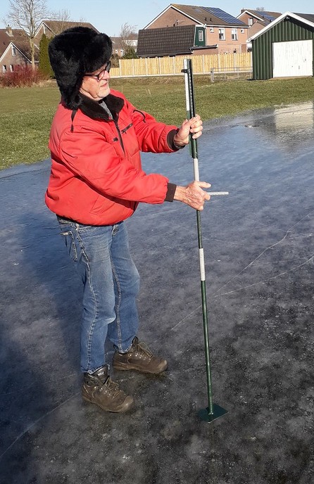 IJsbaan Lemelerveld: weer 2 cm ijsaangroei - Foto: Eigen geleverde foto