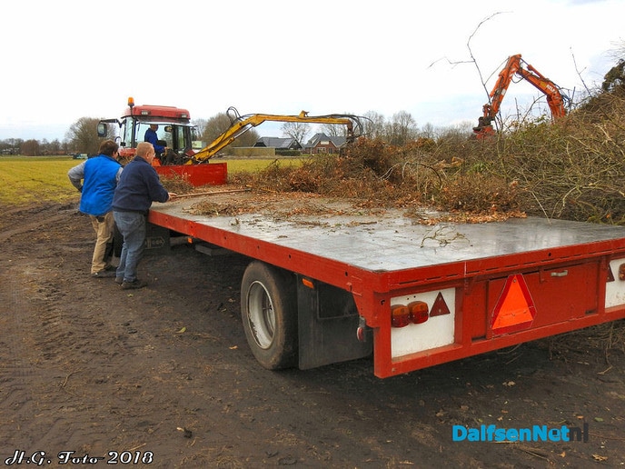 Het paasvuur in Oudleusen is gereed. - Foto: H.G. Foto