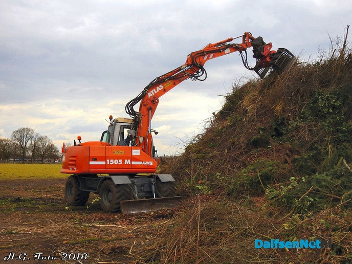 Het paasvuur in Oudleusen is gereed. - Foto: H.G. Foto