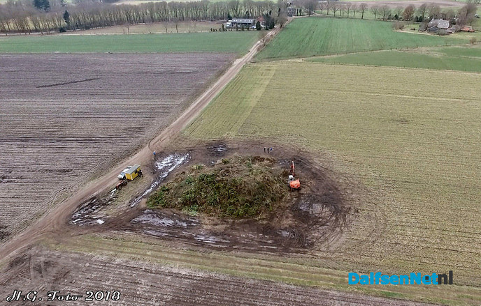 Het paasvuur in Oudleusen is gereed. - Foto: H.G. Foto