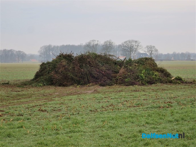 Inzamelen hout voor Paasvuur weer gestart. - Foto: Wim