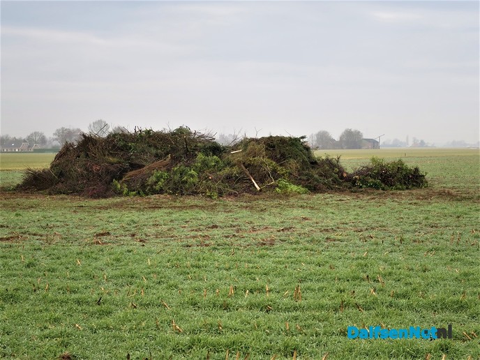 Inzamelen hout voor Paasvuur weer gestart. - Foto: Wim
