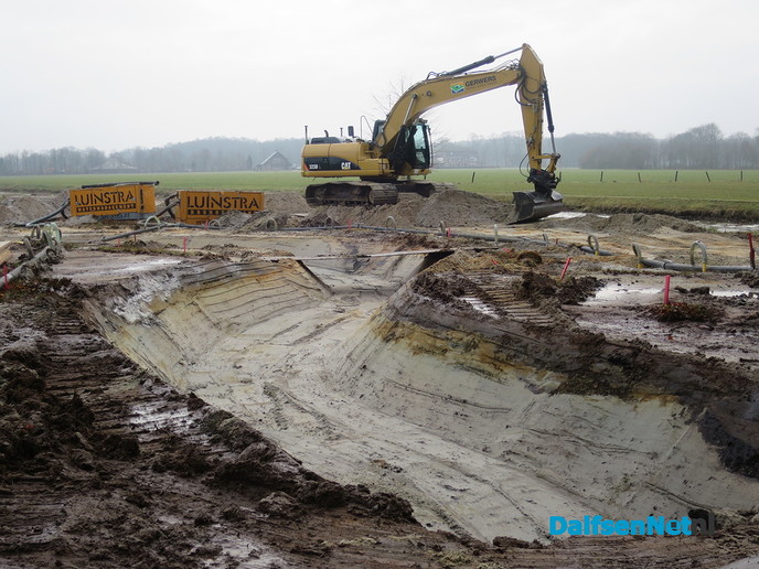 Op veel plaatsen tegelijk aan het werk bij de Marswetering - Foto: Wim