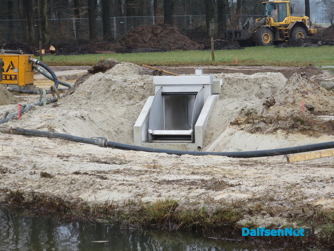 Op veel plaatsen tegelijk aan het werk bij de Marswetering - Foto: Wim