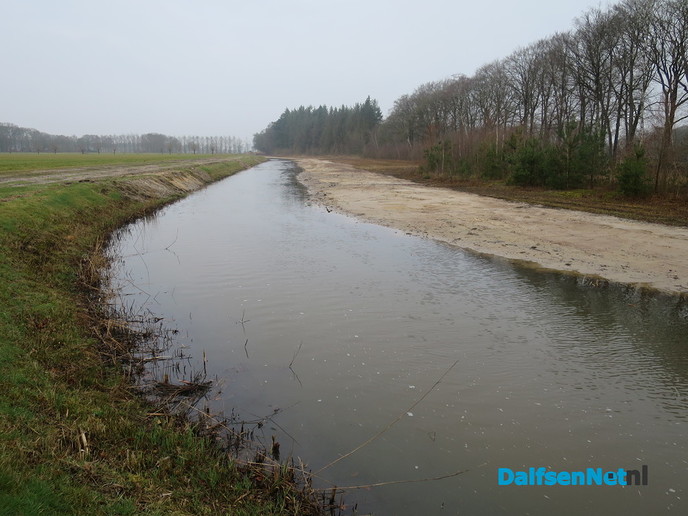 Op veel plaatsen tegelijk aan het werk bij de Marswetering - Foto: Wim