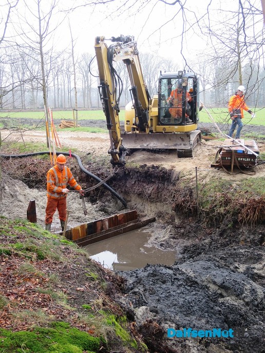 Op veel plaatsen tegelijk aan het werk bij de Marswetering - Foto: Wim