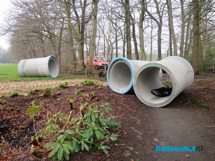 Op veel plaatsen tegelijk aan het werk bij de Marswetering - Foto: Wim