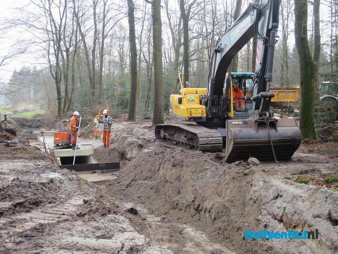 Op veel plaatsen tegelijk aan het werk bij de Marswetering - Foto: Wim