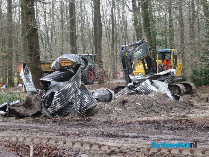Op veel plaatsen tegelijk aan het werk bij de Marswetering - Foto: Wim
