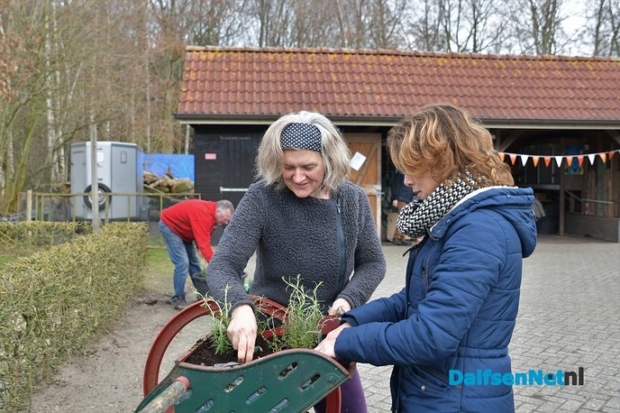 Buitenklussen bij Stichting Natuurboerderij Dalfsen, NL Doet - Foto: Johan Bokma