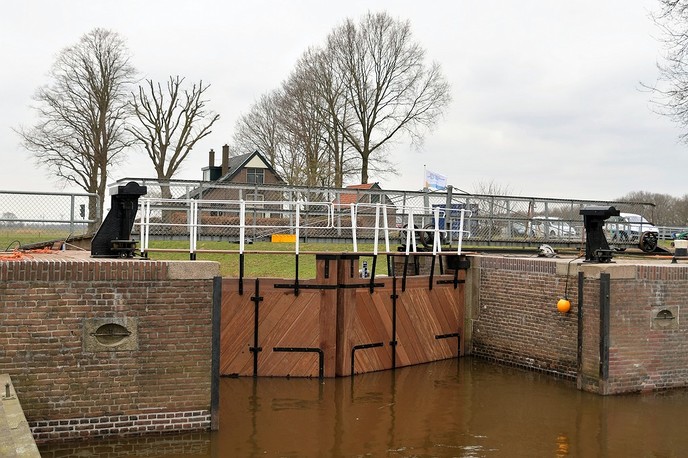 Schutsluizen in Vecht na renovatie weer geopend