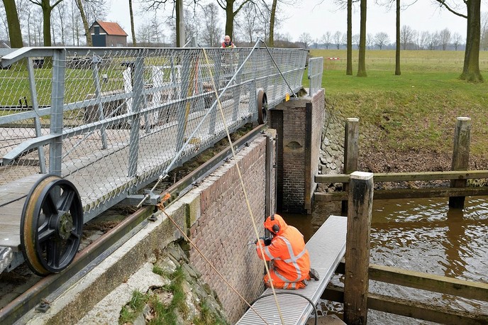 Schutsluizen in Vecht na renovatie weer geopend