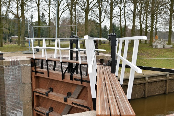 Schutsluizen in Vecht na renovatie weer geopend