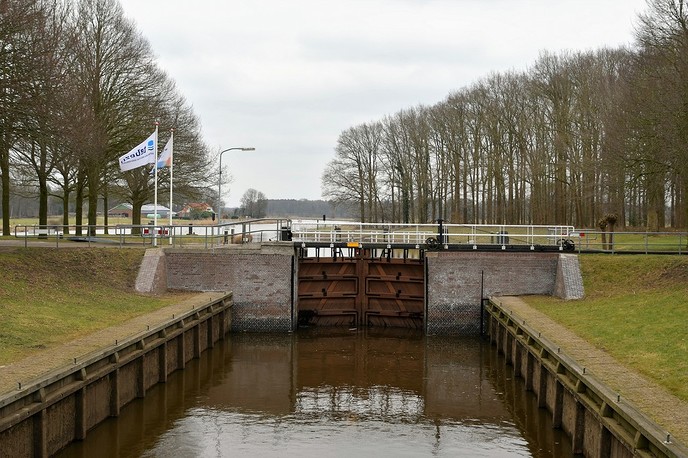 Schutsluizen in Vecht na renovatie weer geopend