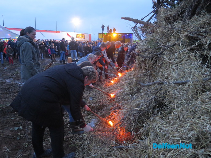 Paasvuur in Hoonhorst erg druk en snel opgebrand - Foto: Wim