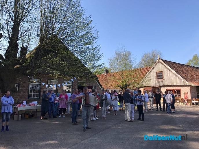 Tweede lustrum Vechtgenotenhuis werd zonnig feest! - Foto: Ingezonden foto