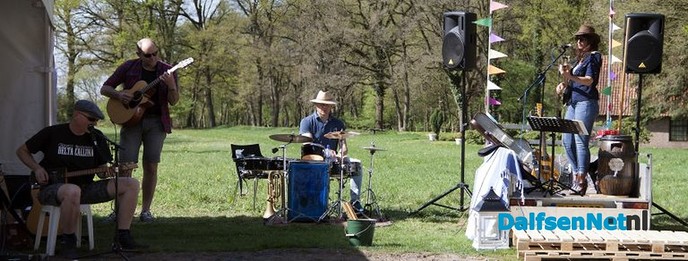 Tweede lustrum Vechtgenotenhuis werd zonnig feest! - Foto: Ingezonden foto