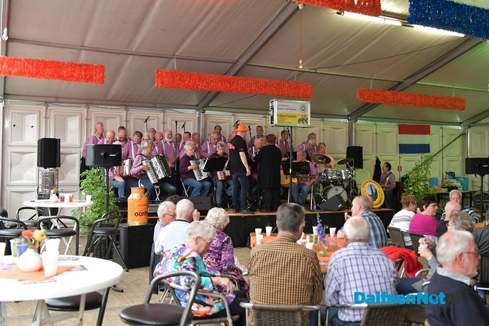 Bargzangers zetten tent op de kop in Hoonhorst. - Foto: Johan Bokma