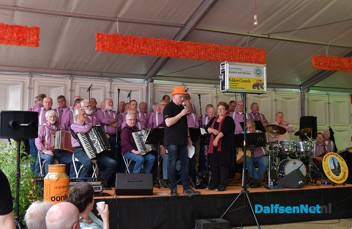 Bargzangers zetten tent op de kop in Hoonhorst. - Foto: Johan Bokma
