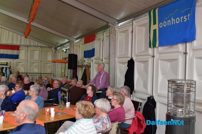 Bargzangers zetten tent op de kop in Hoonhorst. - Foto: Johan Bokma