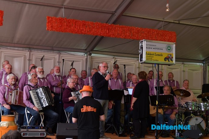 Bargzangers zetten tent op de kop in Hoonhorst. - Foto: Johan Bokma