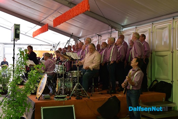 Bargzangers zetten tent op de kop in Hoonhorst. - Foto: Johan Bokma