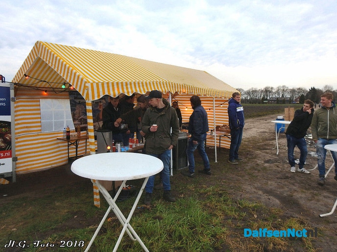 Bertus en Diny Lindeboom ontsteken paasvuur in Oudleusen. - Foto: H.G. Foto