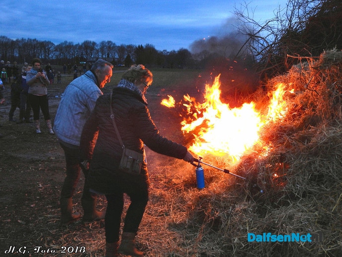 Bertus en Diny Lindeboom ontsteken paasvuur in Oudleusen. - Foto: H.G. Foto