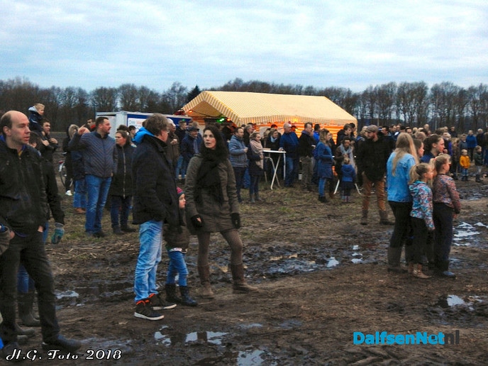 Bertus en Diny Lindeboom ontsteken paasvuur in Oudleusen. - Foto: H.G. Foto