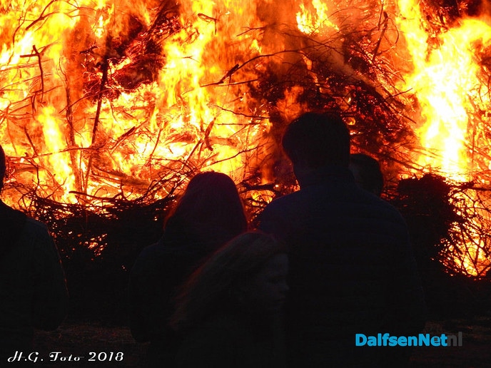 Bertus en Diny Lindeboom ontsteken paasvuur in Oudleusen. - Foto: H.G. Foto