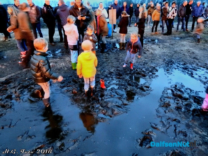 Bertus en Diny Lindeboom ontsteken paasvuur in Oudleusen. - Foto: H.G. Foto