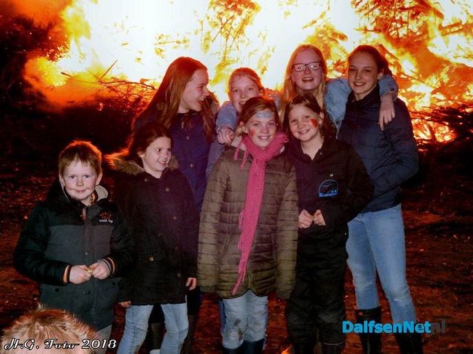 Bertus en Diny Lindeboom ontsteken paasvuur in Oudleusen. - Foto: H.G. Foto