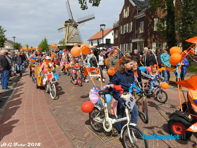 Oranje optocht Dalfsen. - Foto: H.G. Foto