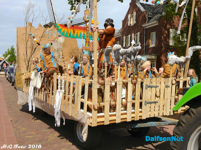 Oranje optocht Dalfsen. - Foto: H.G. Foto