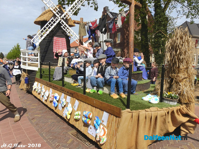 Oranje optocht Dalfsen. - Foto: H.G. Foto