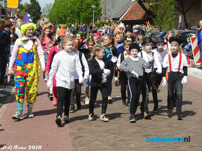 Oranje optocht Dalfsen. - Foto: H.G. Foto