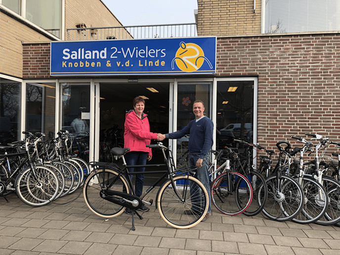 Hennie Broek gelukkige winnares SMS aktie