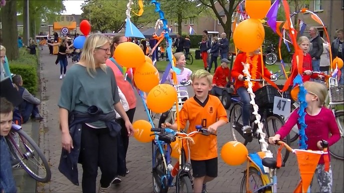 Oranje optocht Dalfsen (Video).