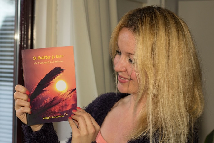 Schrijfster Sanne Haarsma signeert - Foto: Eigen geleverde foto