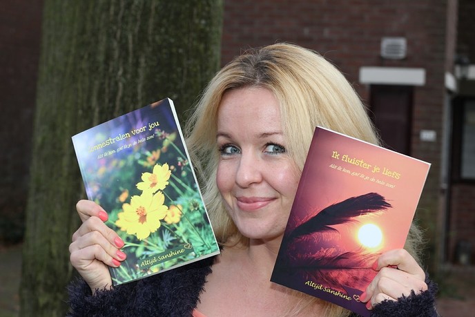 Schrijfster Sanne Haarsma signeert - Foto: Eigen geleverde foto