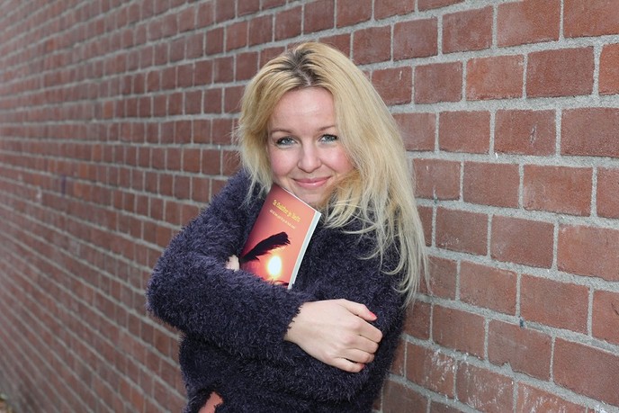 Schrijfster Sanne Haarsma signeert - Foto: Eigen geleverde foto